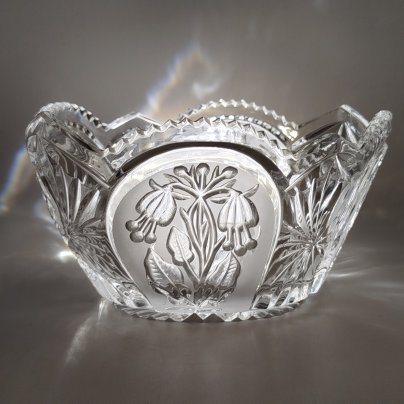 Ваза (конфетница), декорированная резным изображением цветов фуксии, худ. П. А. Ледяев