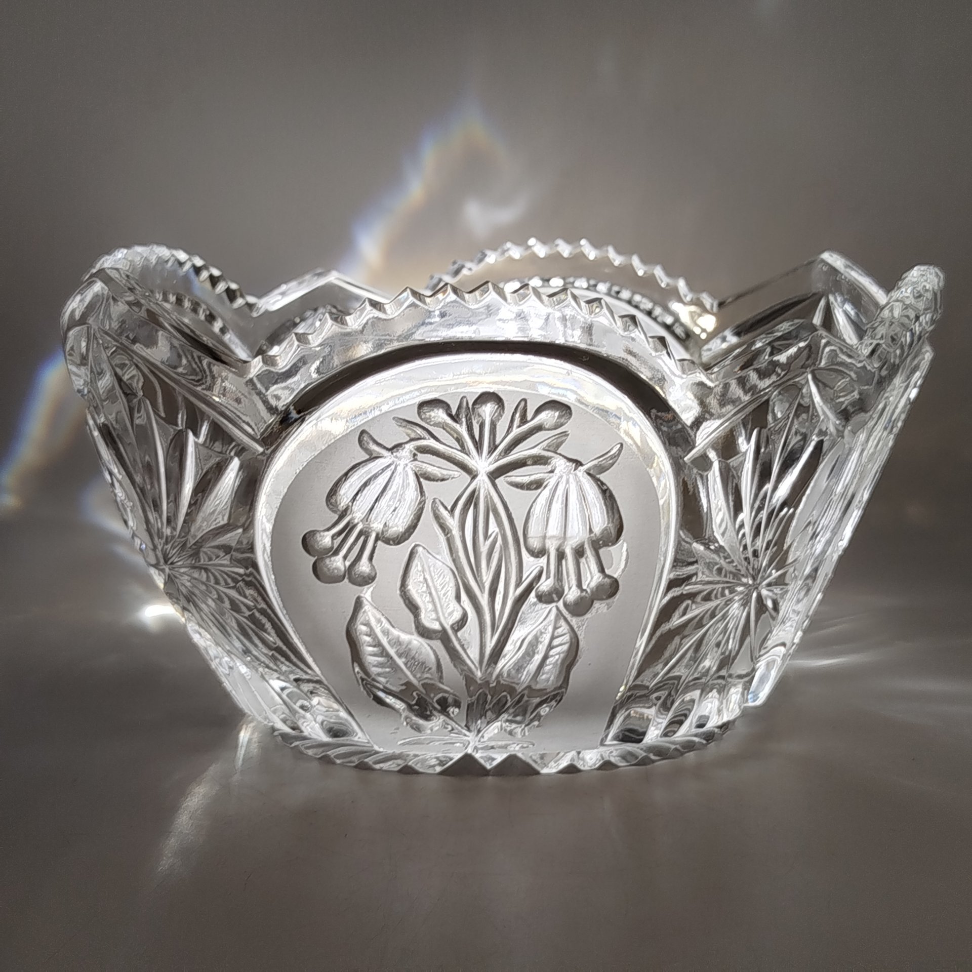 Ваза (конфетница), декорированная резным изображением цветов фуксии, худ. П. А. Ледяев