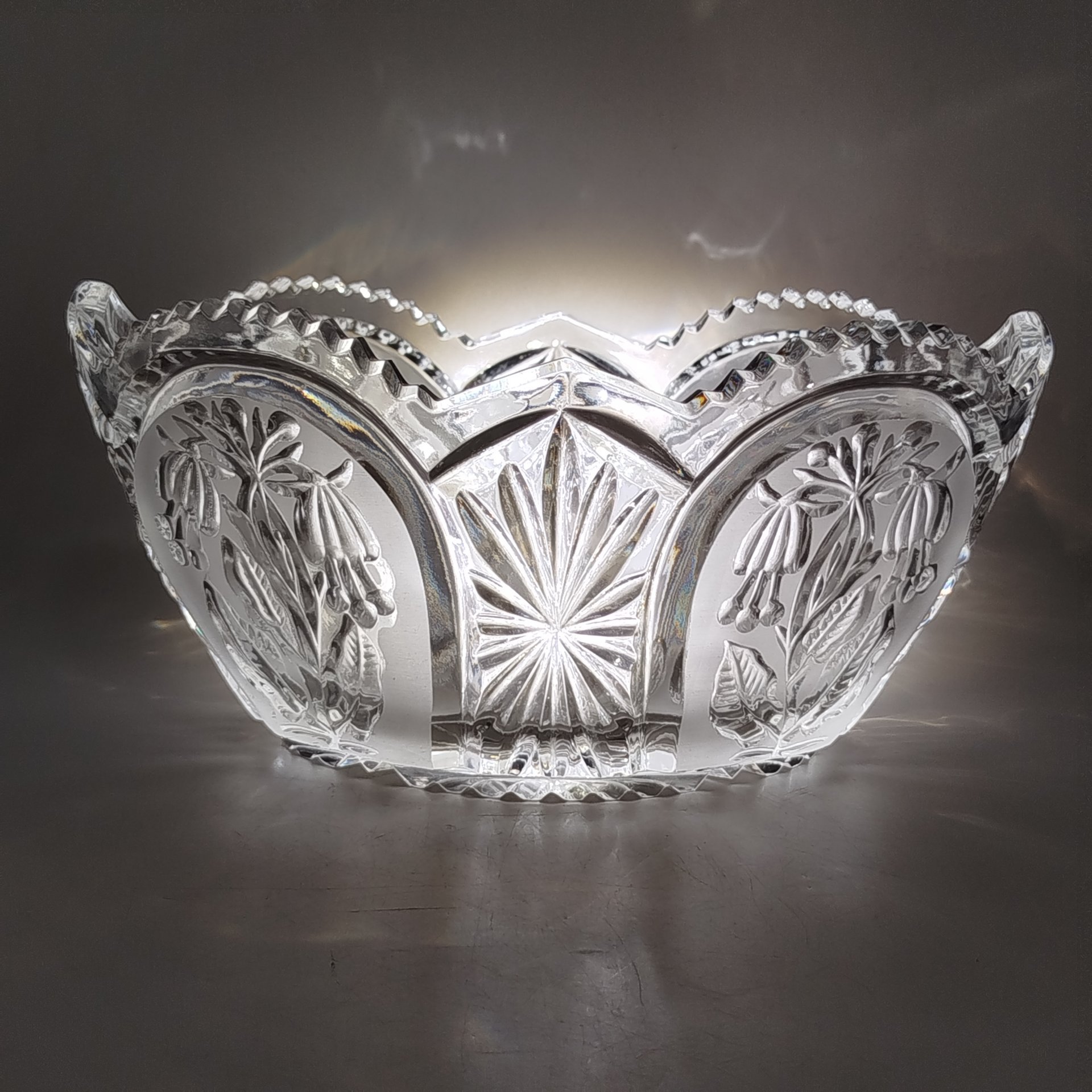 Ваза (конфетница), декорированная резным изображением цветов фуксии, худ. П. А. Ледяев