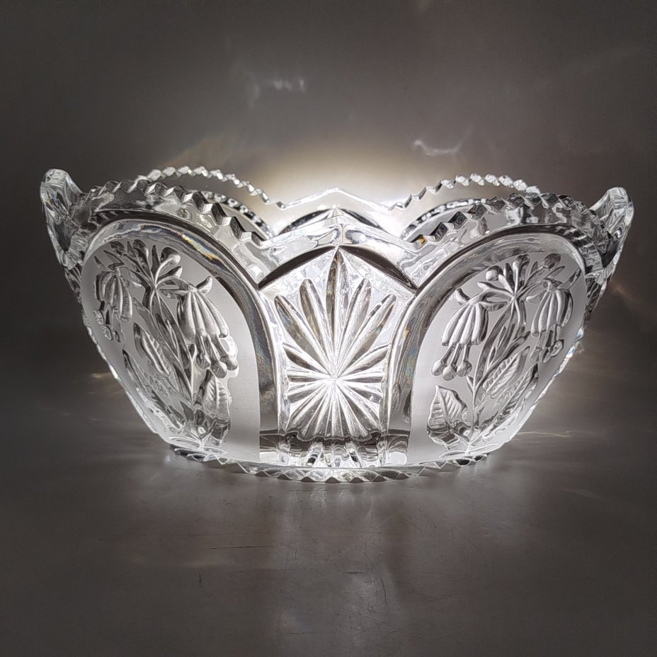 Ваза (конфетница), декорированная резным изображением цветов фуксии, худ. П. А. Ледяев