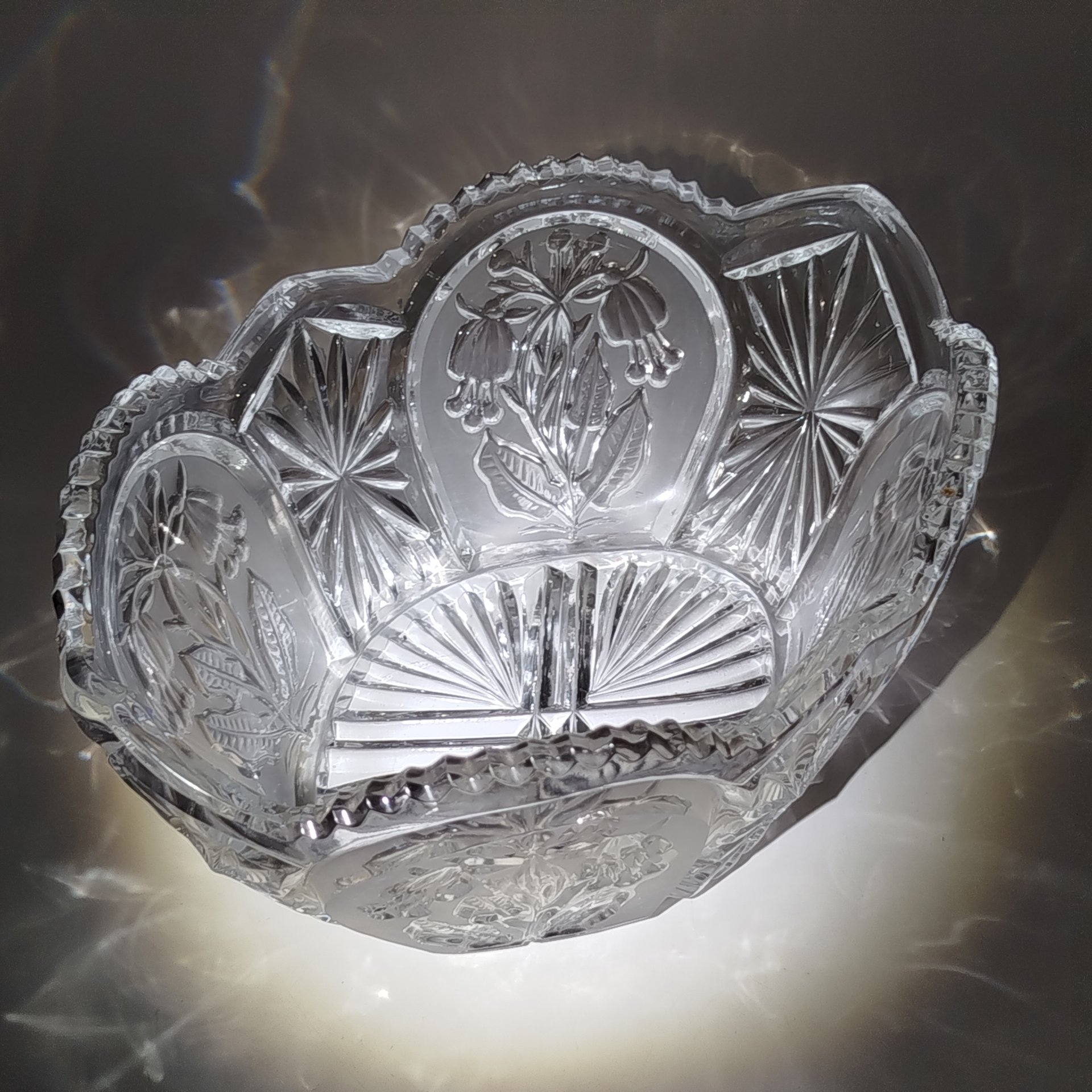 Ваза (конфетница), декорированная резным изображением цветов фуксии, худ. П. А. Ледяев