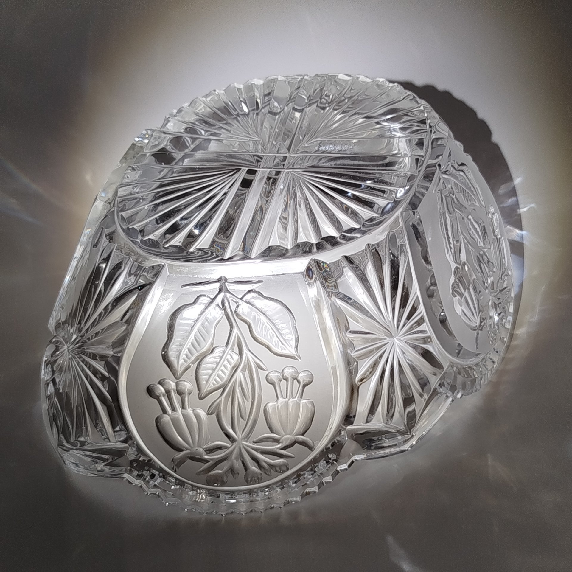 Ваза (конфетница), декорированная резным изображением цветов фуксии, худ. П. А. Ледяев