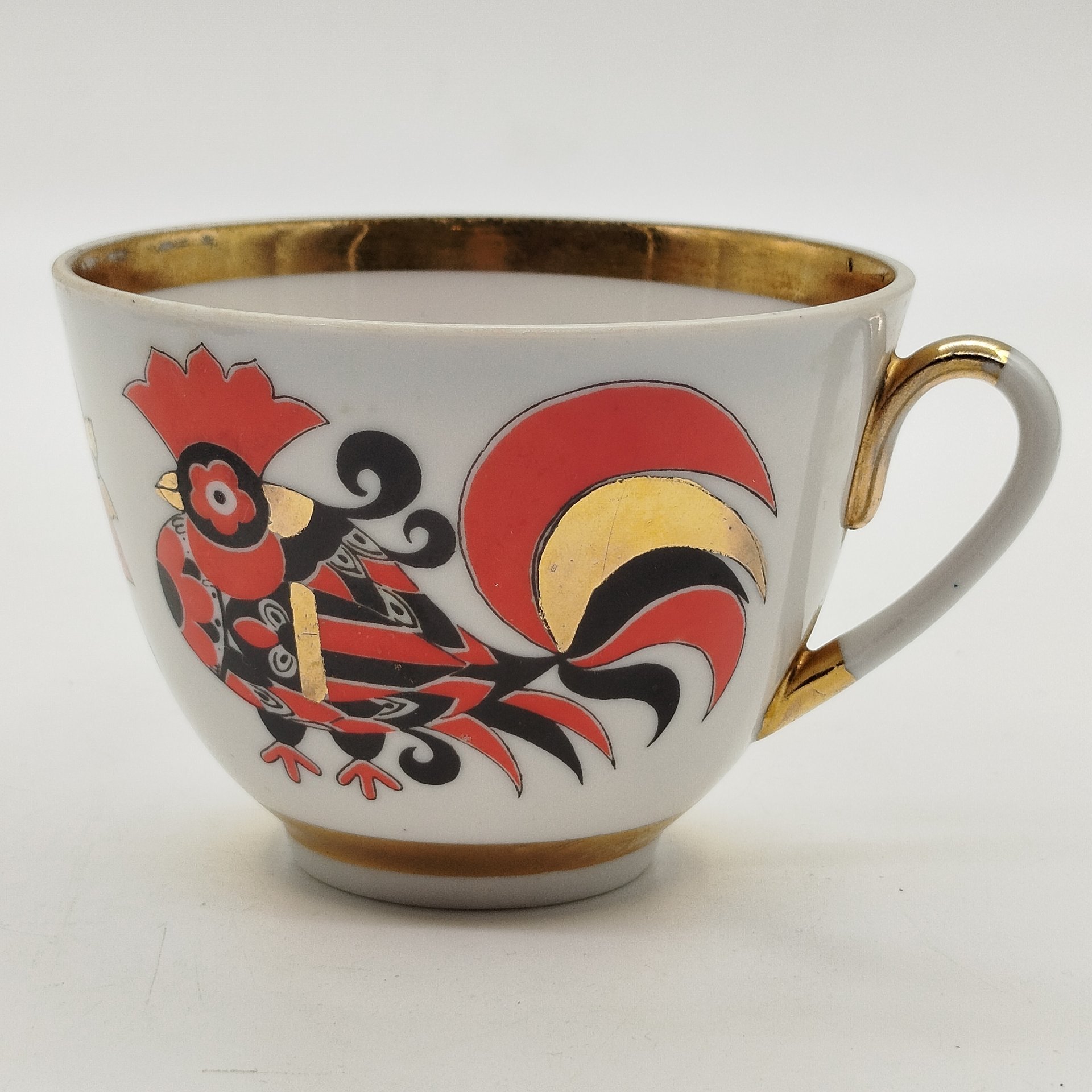 Чашка чайная "Красные петушки", автор формы С.Е. Яковлева, автор росписи Л.Г. Леввович, фарфор, деколь, золочение, Ленинградский фарфоровый завод (ЛФЗ), СССР, 1970-1991 гг.