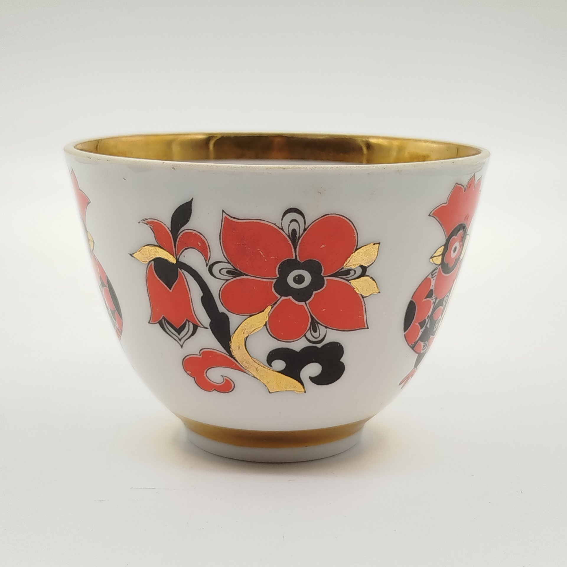 Чашка чайная "Красные петушки", автор формы С.Е. Яковлева, автор росписи Л.Г. Леввович, фарфор, деколь, золочение, Ленинградский фарфоровый завод (ЛФЗ), СССР, 1970-1991 гг.