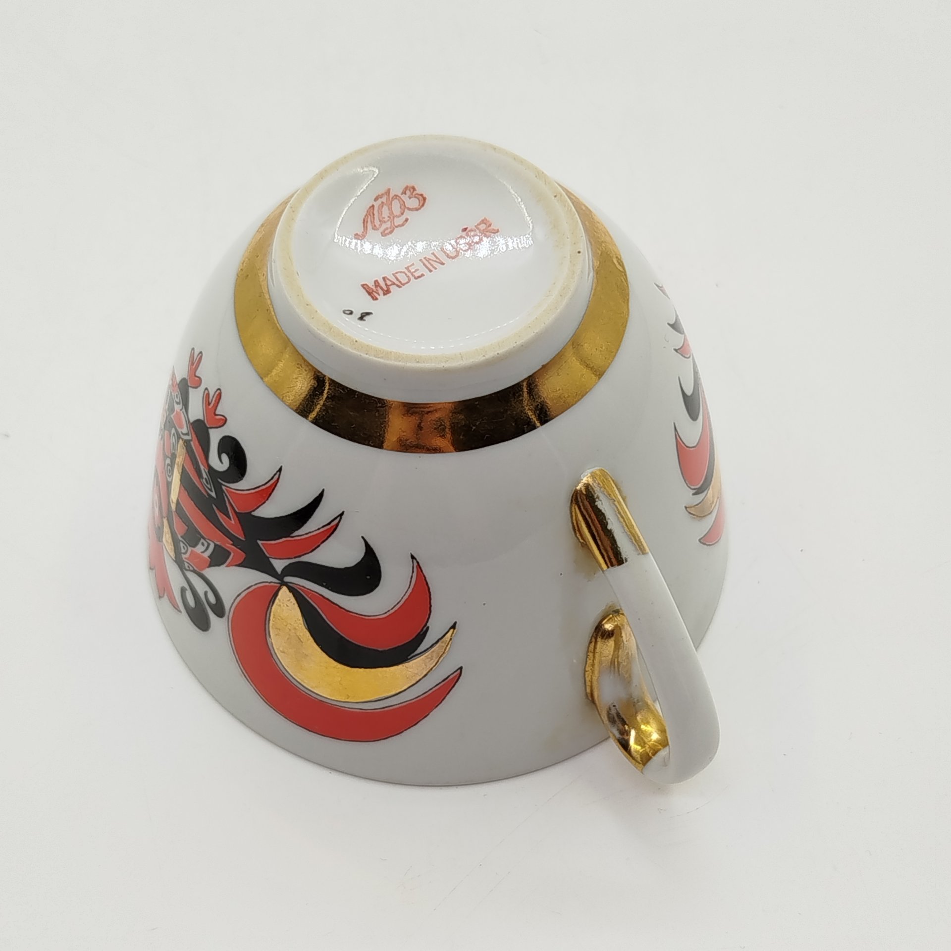 Чашка чайная "Красные петушки", автор формы С.Е. Яковлева, автор росписи Л.Г. Леввович, фарфор, деколь, золочение, Ленинградский фарфоровый завод (ЛФЗ), СССР, 1970-1991 гг.