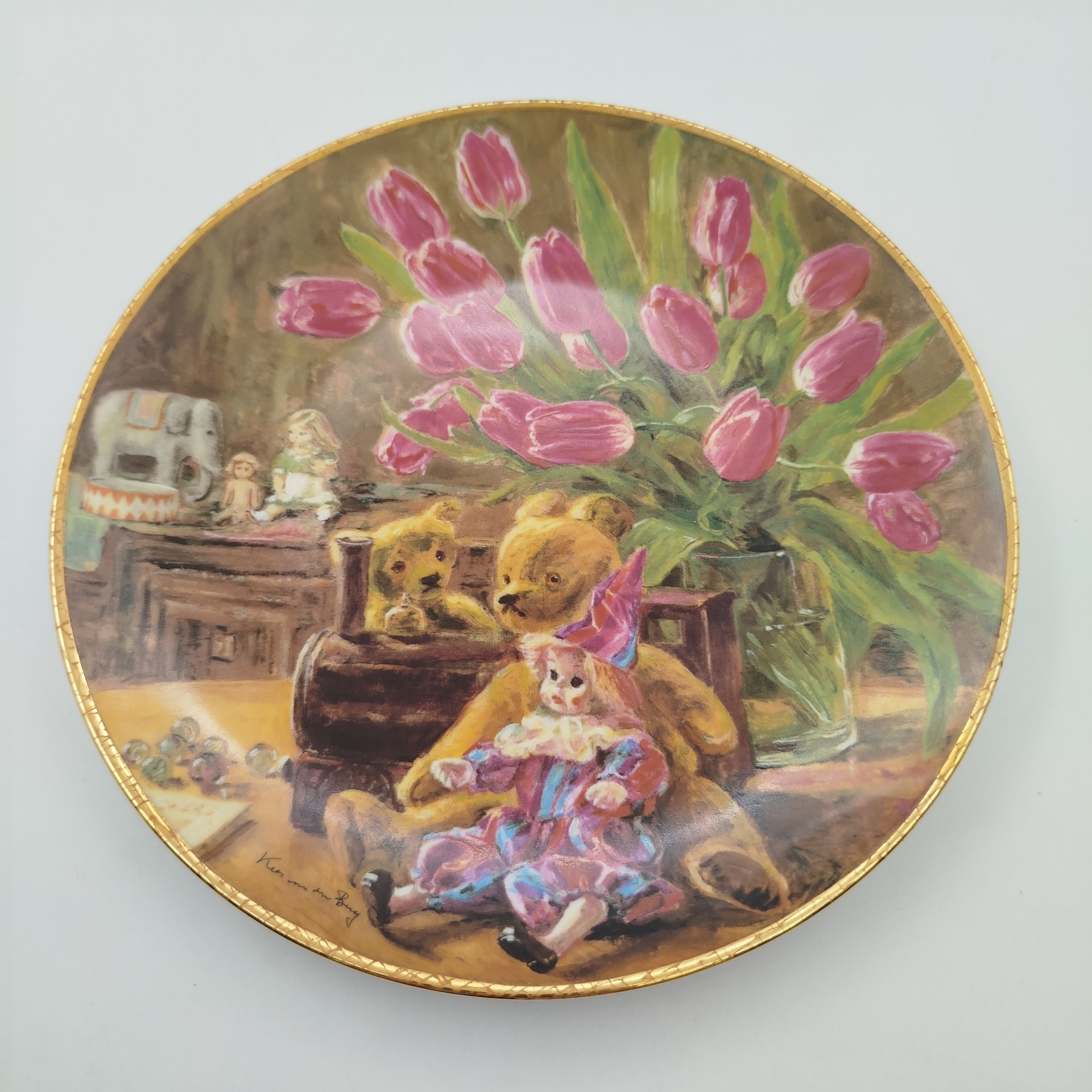 Тарелка декоративная (настенная), "Натюрморт в детской" (лимитированный выпуск). Royal Mosa, фарфор, деколь, золочение, Бельгия, 1989 г.