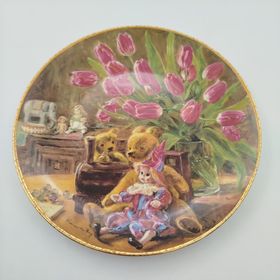 Тарелка декоративная (настенная), "Натюрморт в детской" (лимитированный выпуск). Royal Mosa, фарфор, деколь, золочение, Бельгия, 1989 г.
