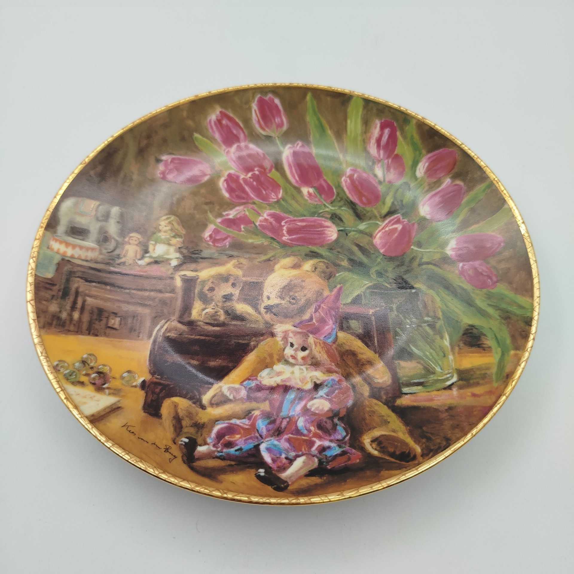 Тарелка декоративная (настенная), "Натюрморт в детской" (лимитированный выпуск). Royal Mosa, фарфор, деколь, золочение, Бельгия, 1989 г.