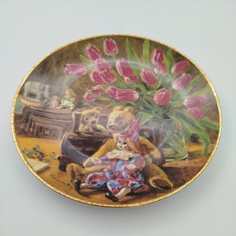 Тарелка декоративная (настенная), "Натюрморт в детской" (лимитированный выпуск). Royal Mosa, фарфор, деколь, золочение, Бельгия, 1989 г.