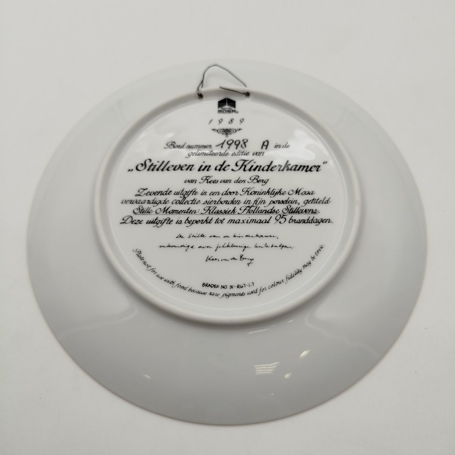 Тарелка декоративная (настенная), "Натюрморт в детской" (лимитированный выпуск). Royal Mosa, фарфор, деколь, золочение, Бельгия, 1989 г.