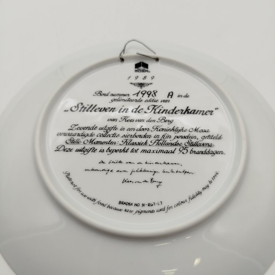 Тарелка декоративная (настенная), "Натюрморт в детской" (лимитированный выпуск). Royal Mosa, фарфор, деколь, золочение, Бельгия, 1989 г.