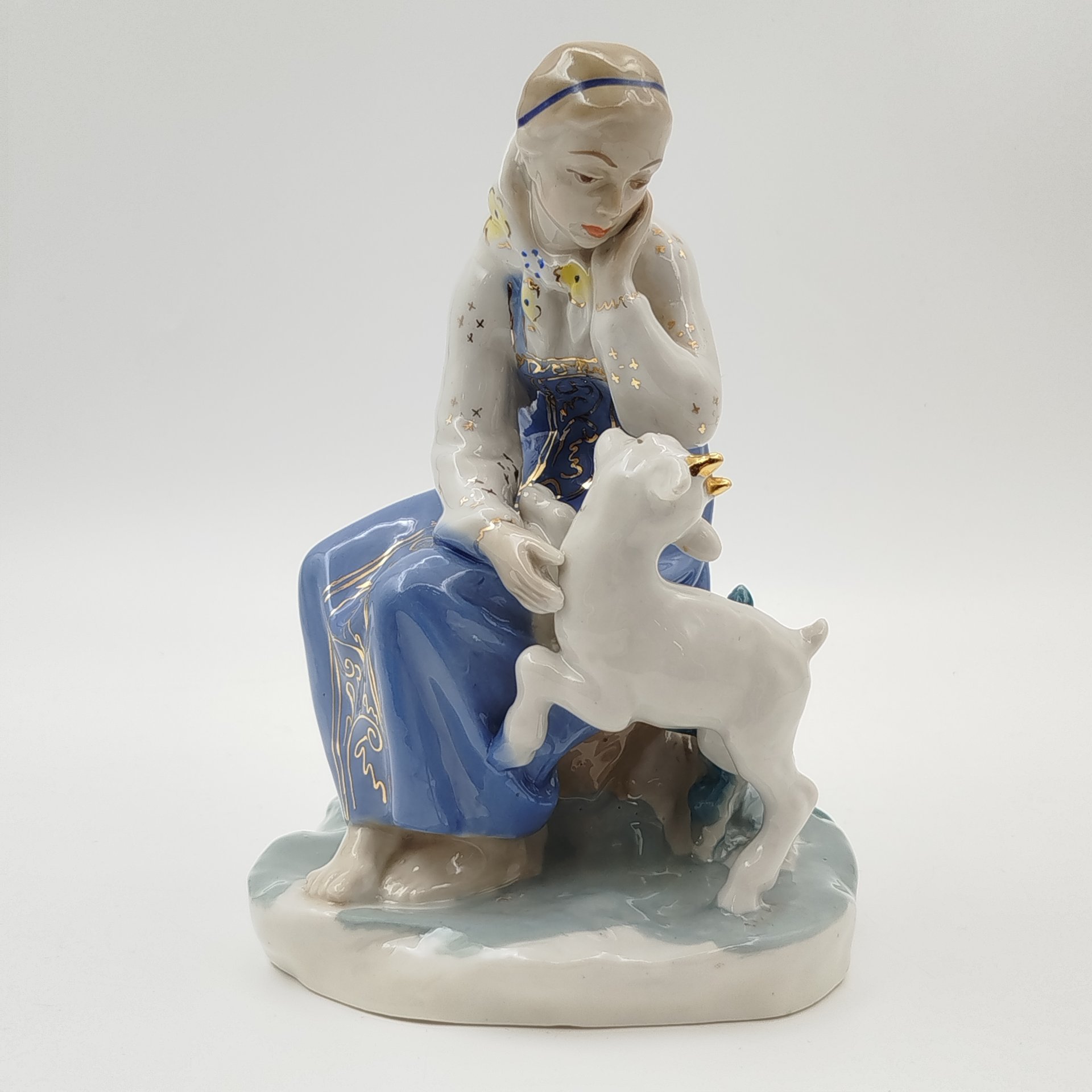 Статуэтка "Сестрица Алёнушка и братец Иванушка", скульптор А.А. Киселёв, фарфор, роспись, золочение, Ленинградский завод фарфоровых изделий (ЛЗФИ), СССР, 1956-1967 гг.