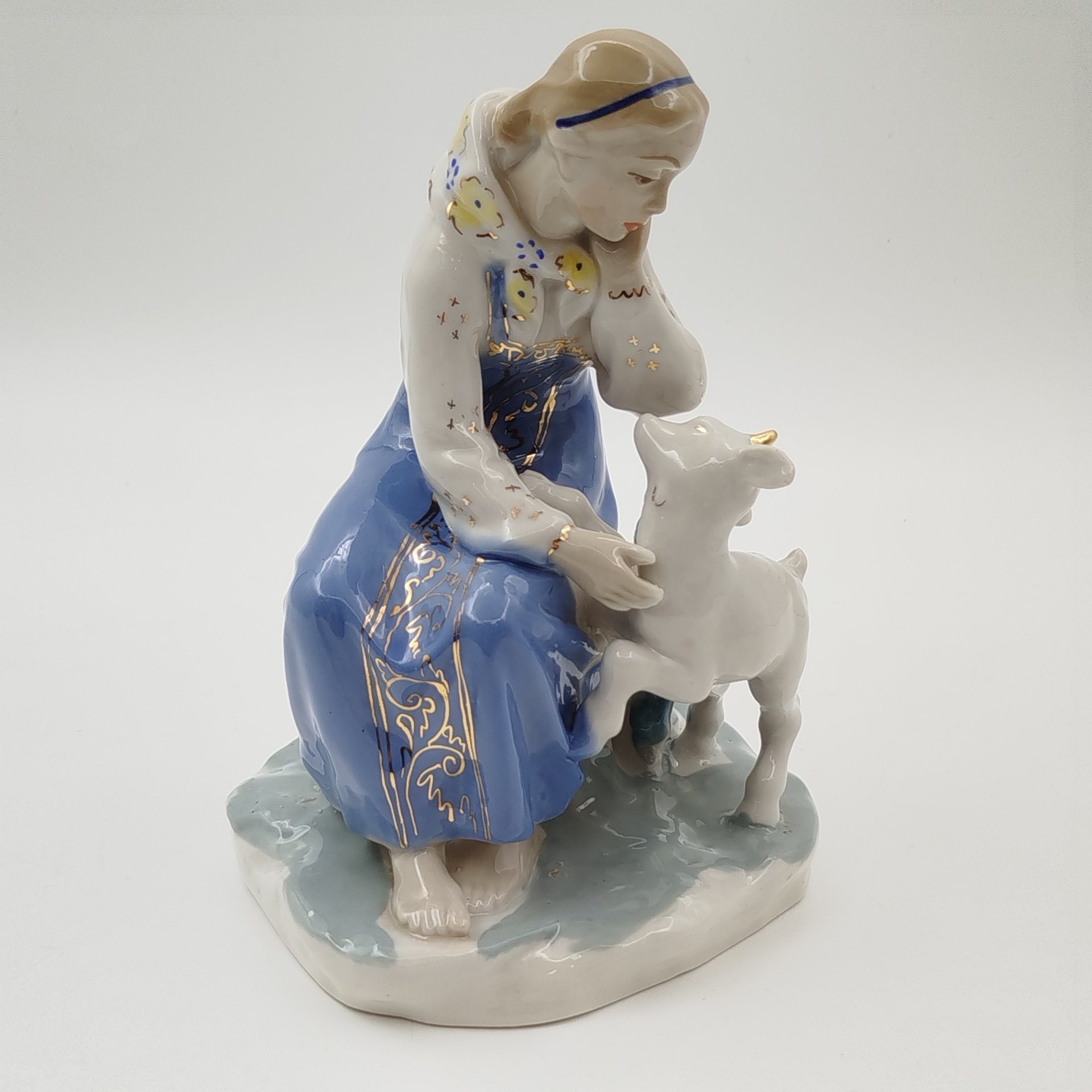 Статуэтка "Сестрица Алёнушка и братец Иванушка", скульптор А.А. Киселёв, фарфор, роспись, золочение, Ленинградский завод фарфоровых изделий (ЛЗФИ), СССР, 1956-1967 гг.