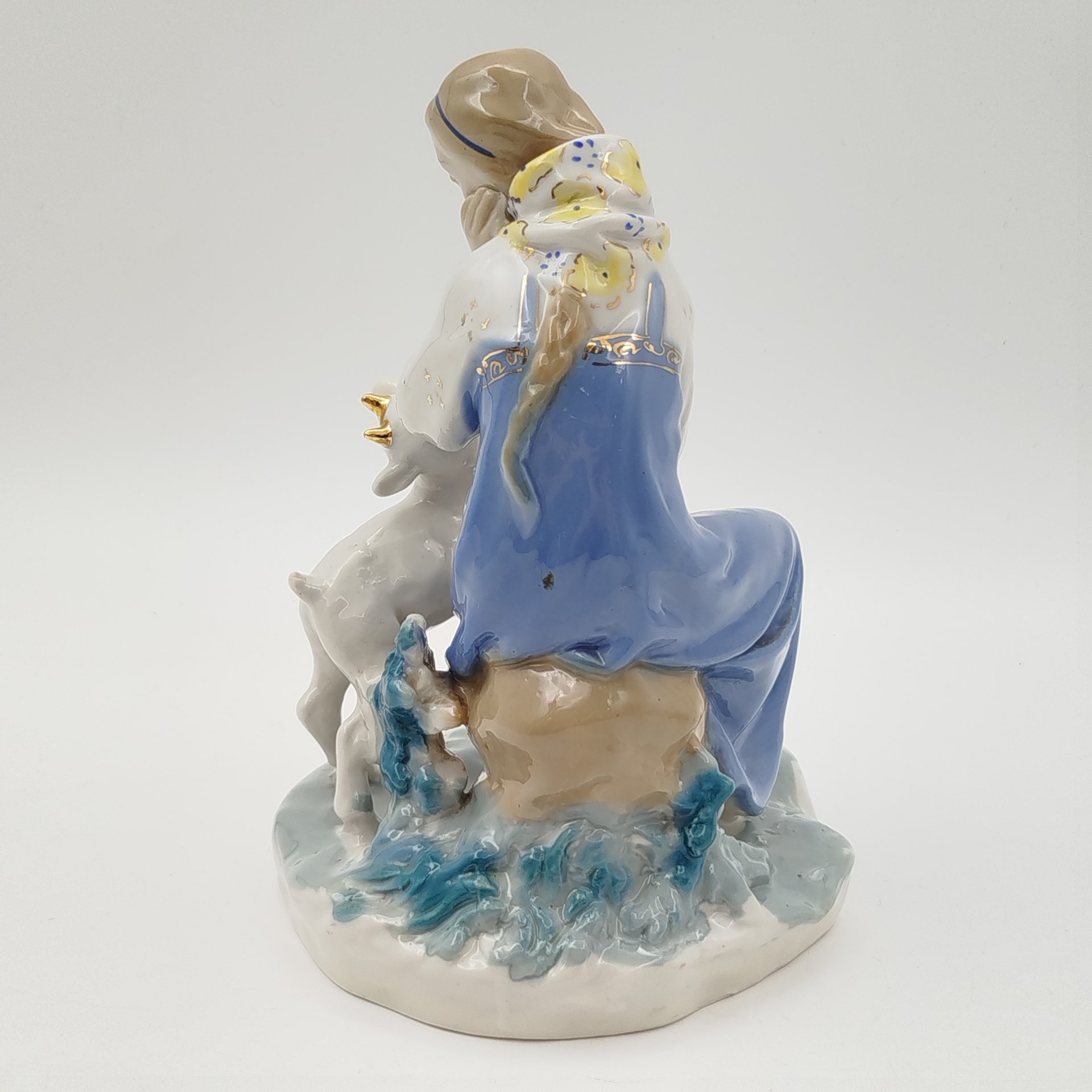 Статуэтка "Сестрица Алёнушка и братец Иванушка", скульптор А.А. Киселёв, фарфор, роспись, золочение, Ленинградский завод фарфоровых изделий (ЛЗФИ), СССР, 1956-1967 гг.