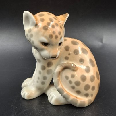 Статуэтка "Маленький леопард", скульптор П.П. Веселов, фарфор, роспись, аэрография, Ленинградский фарфоровый завод (ЛФЗ), СССР, 1970-1992 гг.