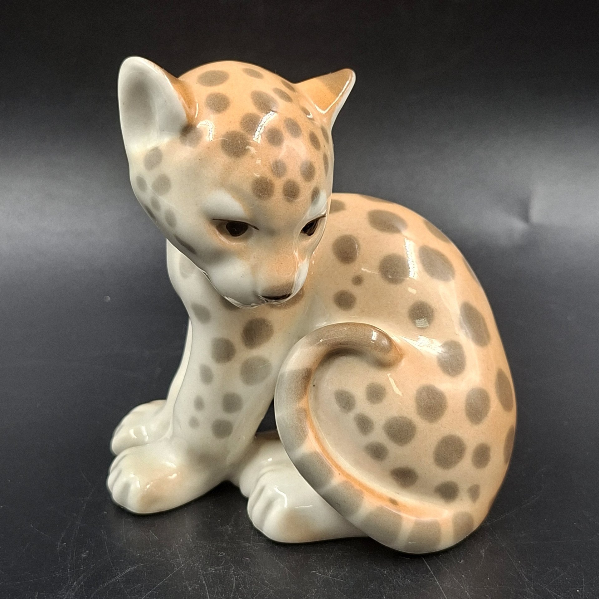 Статуэтка "Маленький леопард", скульптор П.П. Веселов, фарфор, роспись, аэрография, Ленинградский фарфоровый завод (ЛФЗ), СССР, 1970-1992 гг.