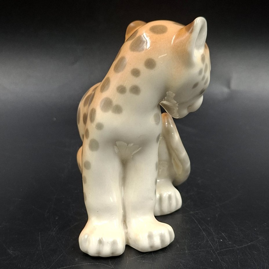 Статуэтка "Маленький леопард", скульптор П.П. Веселов, фарфор, роспись, аэрография, Ленинградский фарфоровый завод (ЛФЗ), СССР, 1970-1992 гг.