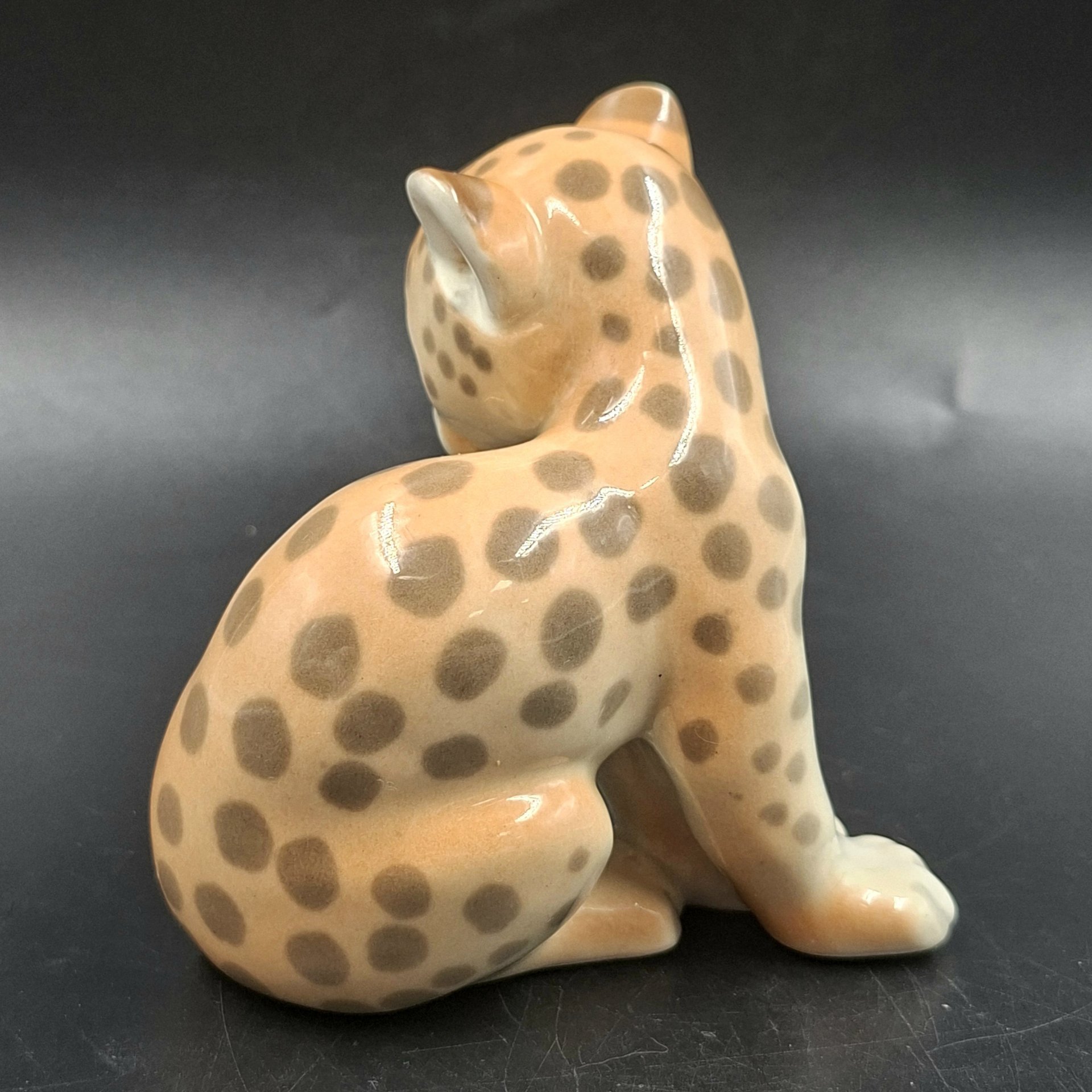Статуэтка "Маленький леопард", скульптор П.П. Веселов, фарфор, роспись, аэрография, Ленинградский фарфоровый завод (ЛФЗ), СССР, 1970-1992 гг.