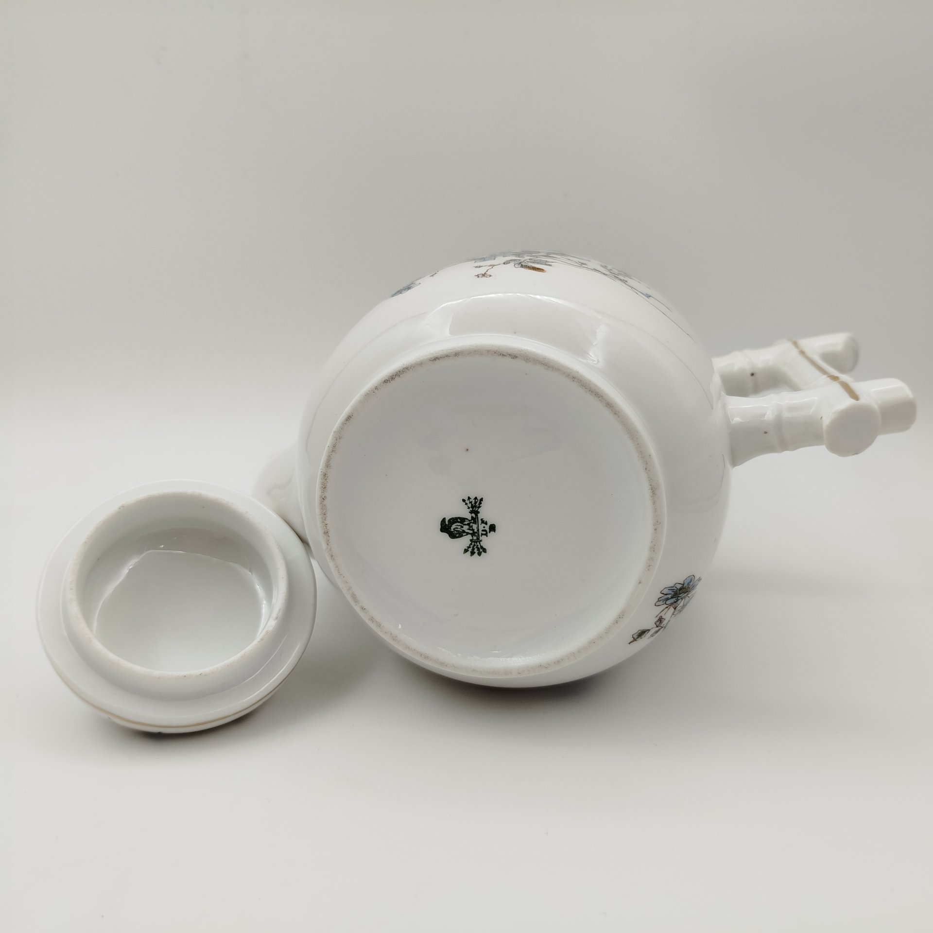 Кофейник с цветочным декором, Baudour Fuisseaux, фарфор, деколь с подрисовкой, золочение, Бельгия, 1900-1918 гг.