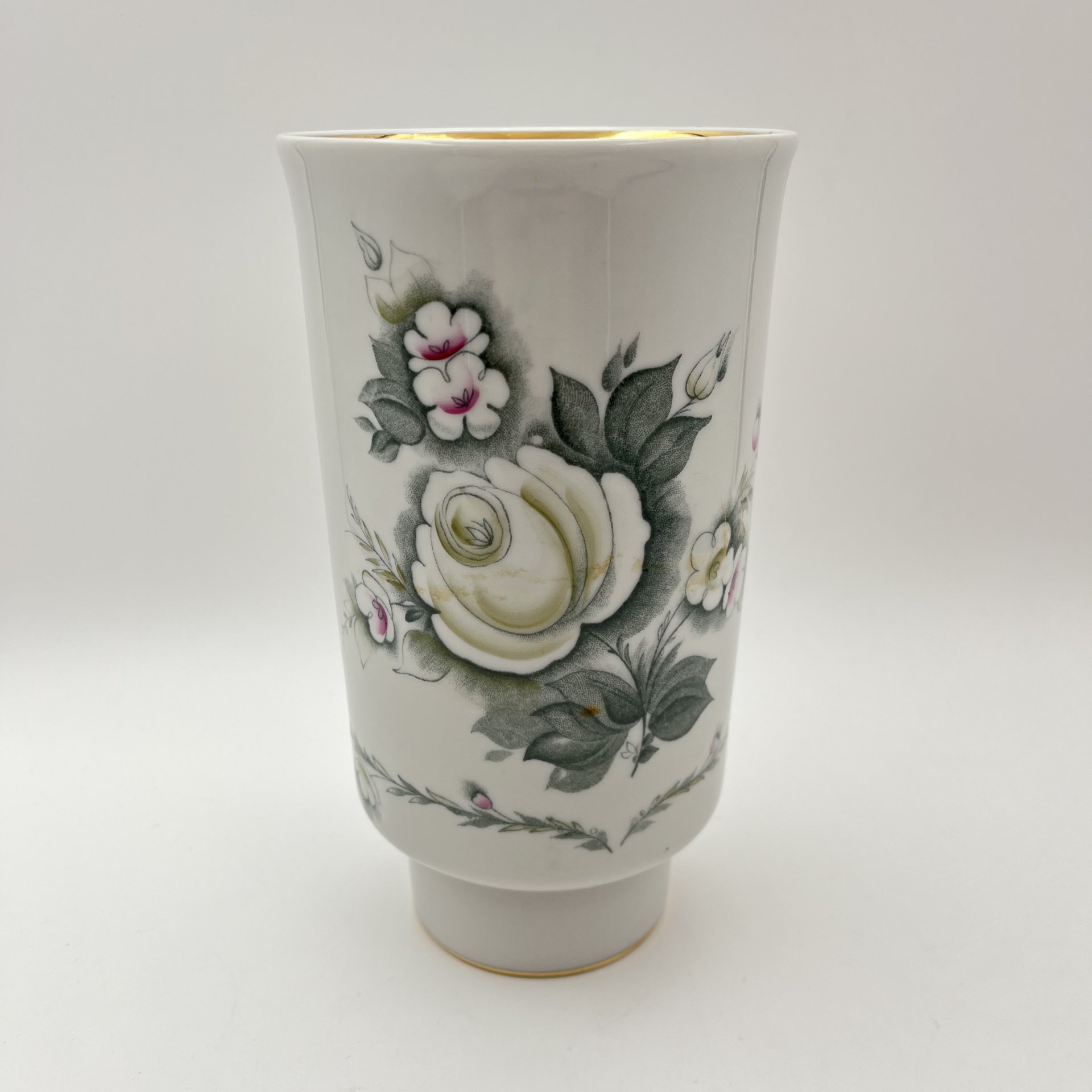 Ваза, украшенная цветочным декором, фарфор, деколь. золочение, Дулевский фарфоровый завод (Дулёво), СССР, 1968-1991 гг.