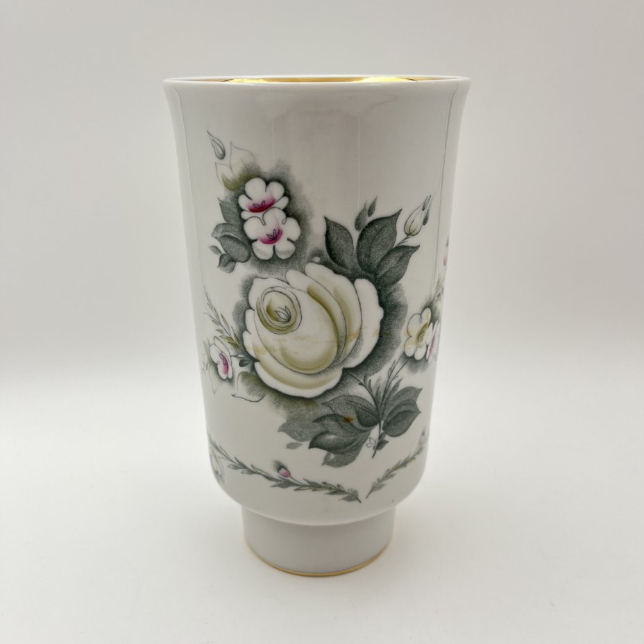 Ваза, украшенная цветочным декором, фарфор, деколь. золочение, Дулевский фарфоровый завод (Дулёво), СССР, 1968-1991 гг.
