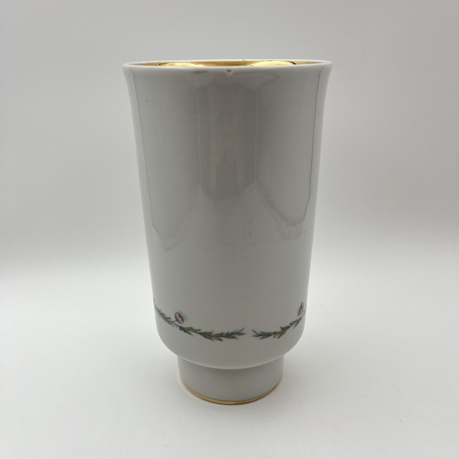 Ваза, украшенная цветочным декором, фарфор, деколь. золочение, Дулевский фарфоровый завод (Дулёво), СССР, 1968-1991 гг.