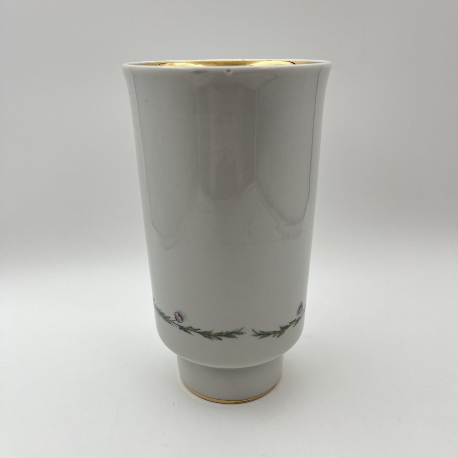 Ваза, украшенная цветочным декором, фарфор, деколь. золочение, Дулевский фарфоровый завод (Дулёво), СССР, 1968-1991 гг.