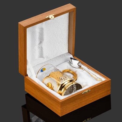 Подстаканник "Герб Российской Федерации" с ложкой и стаканом в подарочной коробке, латунь, стекло, золочение, Златоуст, Российская Федерация, 2025 г.