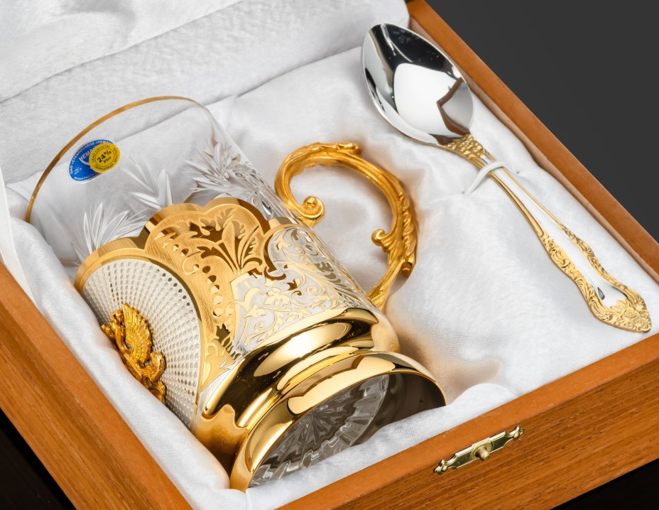 Подстаканник "Герб Российской Федерации" с ложкой и стаканом в подарочной коробке, латунь, стекло, золочение, Златоуст, Российская Федерация, 2025 г.