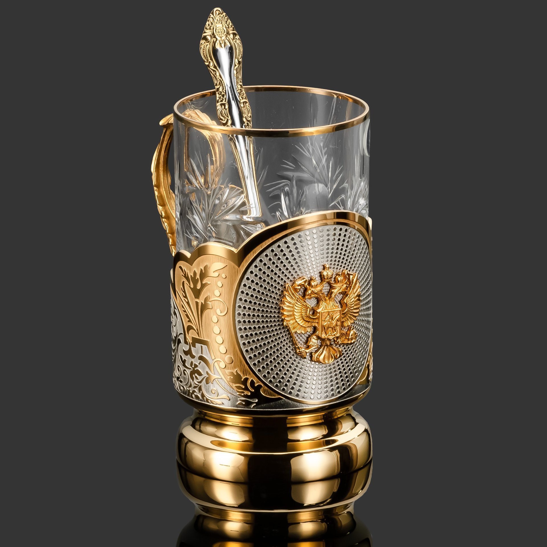 Подстаканник "Герб Российской Федерации" с ложкой и стаканом в подарочной коробке, латунь, стекло, золочение, Златоуст, Российская Федерация, 2025 г.