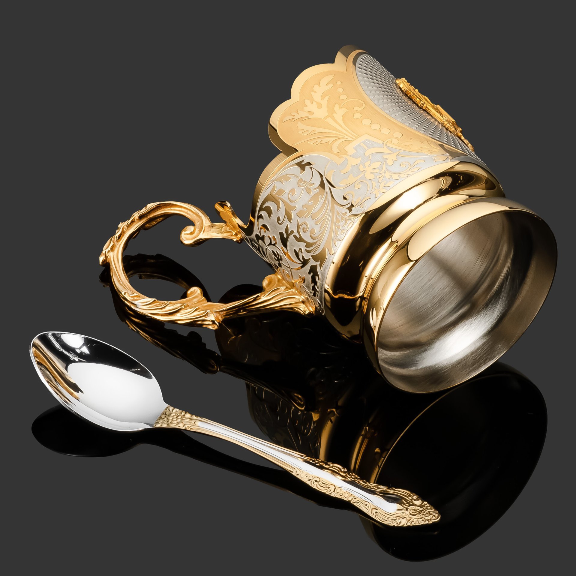 Подстаканник "Герб Российской Федерации" с ложкой и стаканом в подарочной коробке, латунь, стекло, золочение, Златоуст, Российская Федерация, 2025 г.