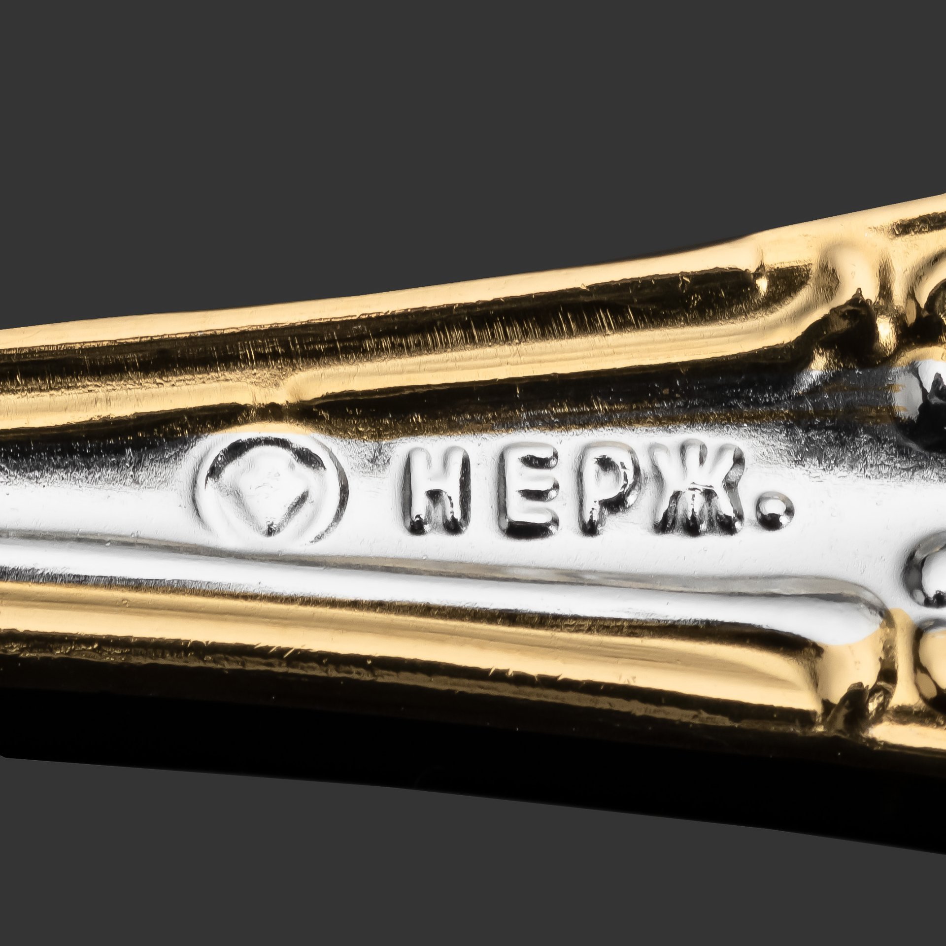 Подстаканник "Герб Российской Федерации" с ложкой и стаканом в подарочной коробке, латунь, стекло, золочение, Златоуст, Российская Федерация, 2025 г.