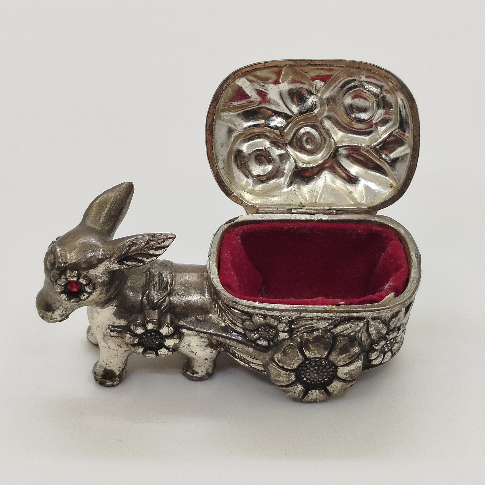 Шкатулка "Повозка с осликом", металл, текстиль, композитный материал, Западная Европа, 1980-1990 гг.