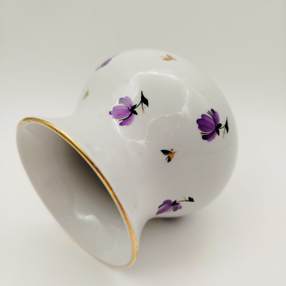 Ваза "Лиловый ситчик", автор формы А.А. Лепорская, автор рисунка А.А. Яцкевич, фарфор, роспись, золочение, Ленинградский фарфоровый завод (ЛФЗ), СССР, 1950-1960 гг.