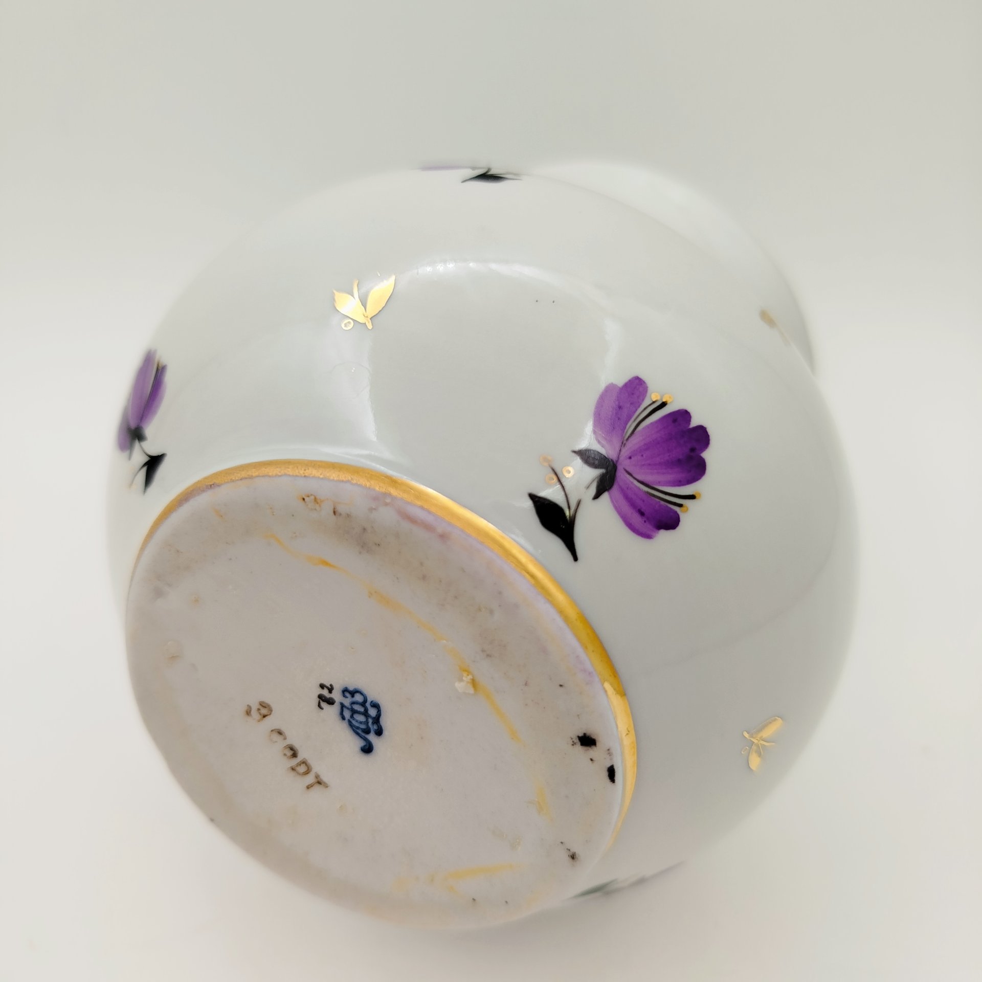 Ваза "Лиловый ситчик", автор формы А.А. Лепорская, автор рисунка А.А. Яцкевич, фарфор, роспись, золочение, Ленинградский фарфоровый завод (ЛФЗ), СССР, 1950-1960 гг.