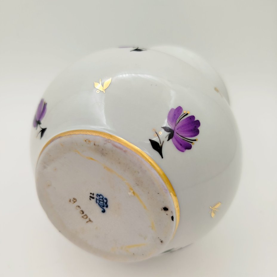 Ваза "Лиловый ситчик", автор формы А.А. Лепорская, автор рисунка А.А. Яцкевич, фарфор, роспись, золочение, Ленинградский фарфоровый завод (ЛФЗ), СССР, 1950-1960 гг.