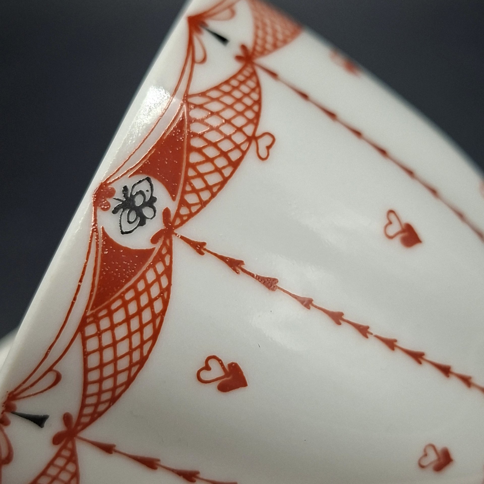 Пара кофейная "Паутинка", автор рисунка Н.Л. Петрова, фарфор, деколь, Ленинградский фарфоровый завод (ЛФЗ), Россия, 1989-2001 гг.