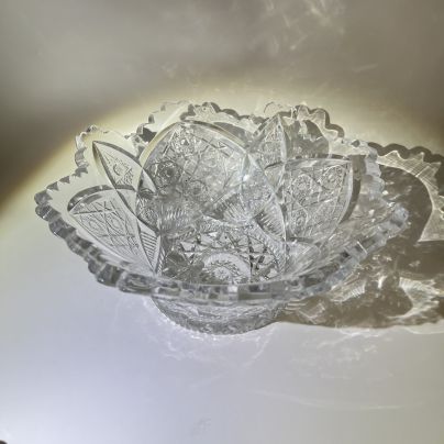 Фруктовница с фигурным краем с резным геометрическим декором, стекло, алмазная грань, Ленинградский завод художественного стекла (ЛЗХС), СССР, 1970-1990 гг.