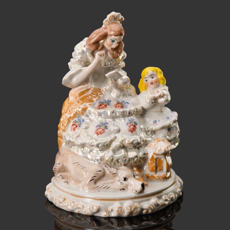 Статуэтка "У зеркала" (скульптор В. Т. Мусиенко), фарфор, люстр, роспись, деколь, Киевский экспериментальный керамико-художественный завод (КЭКХЗ), Украина, 1991-2004 гг.