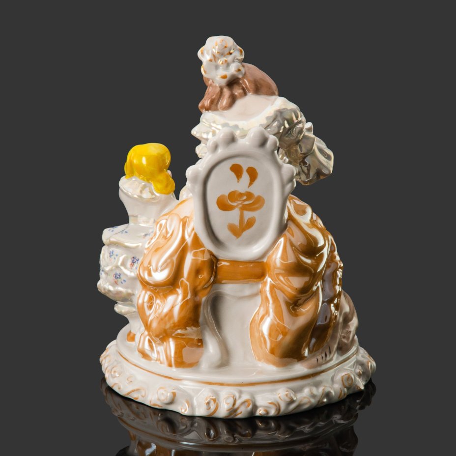 Статуэтка "У зеркала" (скульптор В. Т. Мусиенко), фарфор, люстр, роспись, деколь, Киевский экспериментальный керамико-художественный завод (КЭКХЗ), Украина, 1991-2004 гг.