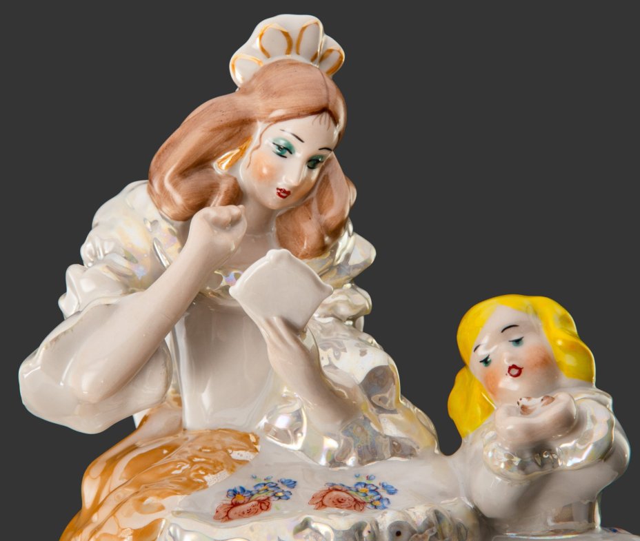 Статуэтка "У зеркала" (скульптор В. Т. Мусиенко), фарфор, люстр, роспись, деколь, Киевский экспериментальный керамико-художественный завод (КЭКХЗ), Украина, 1991-2004 гг.