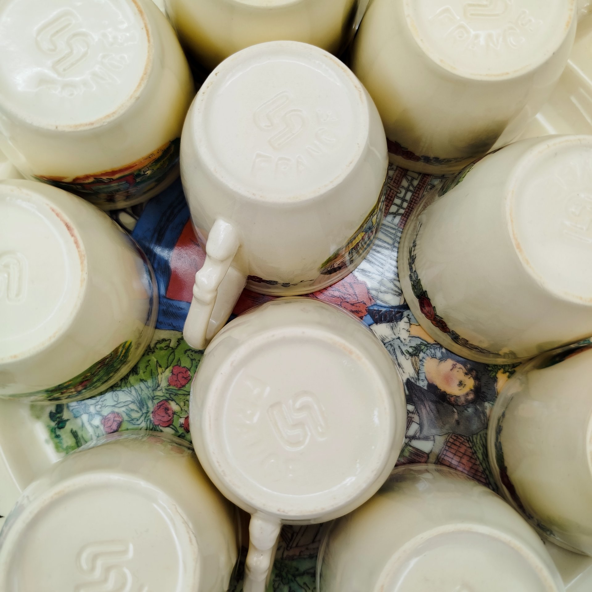 Набор сервировочный на 10 персон (10 кофейных чашек и блюдо), украшенный пасторальными сценами, серия "Obernai", фаянс, деколь, Sarreguemines (Саргемин), Франция, 1980-2000 гг.