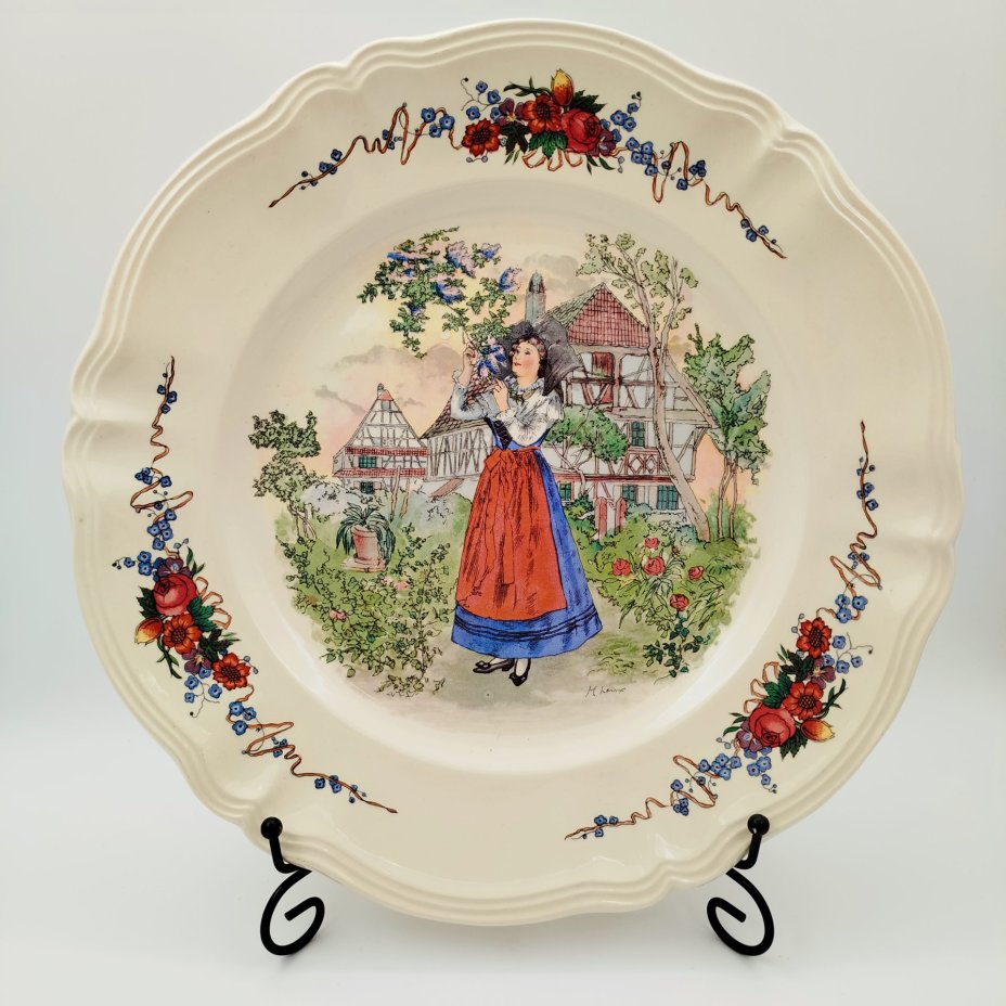 Набор сервировочный на 10 персон (10 кофейных чашек и блюдо), украшенный пасторальными сценами, серия "Obernai", фаянс, деколь, Sarreguemines (Саргемин), Франция, 1980-2000 гг.