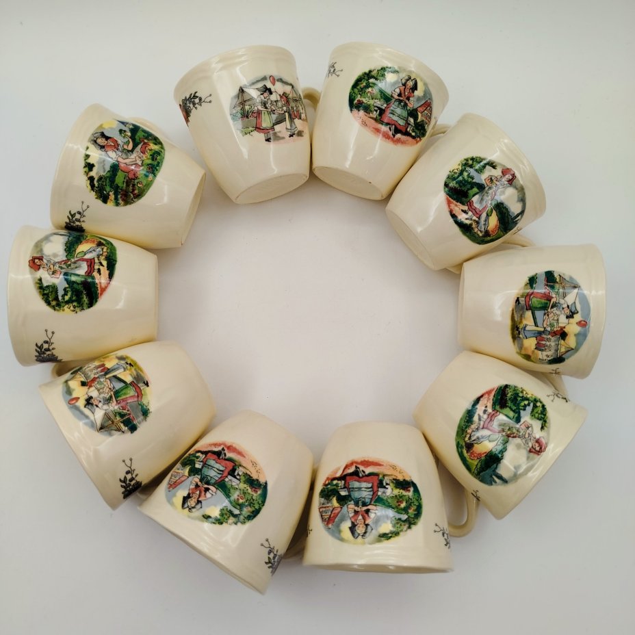 Набор сервировочный на 10 персон (10 кофейных чашек и блюдо), украшенный пасторальными сценами, серия "Obernai", фаянс, деколь, Sarreguemines (Саргемин), Франция, 1980-2000 гг.