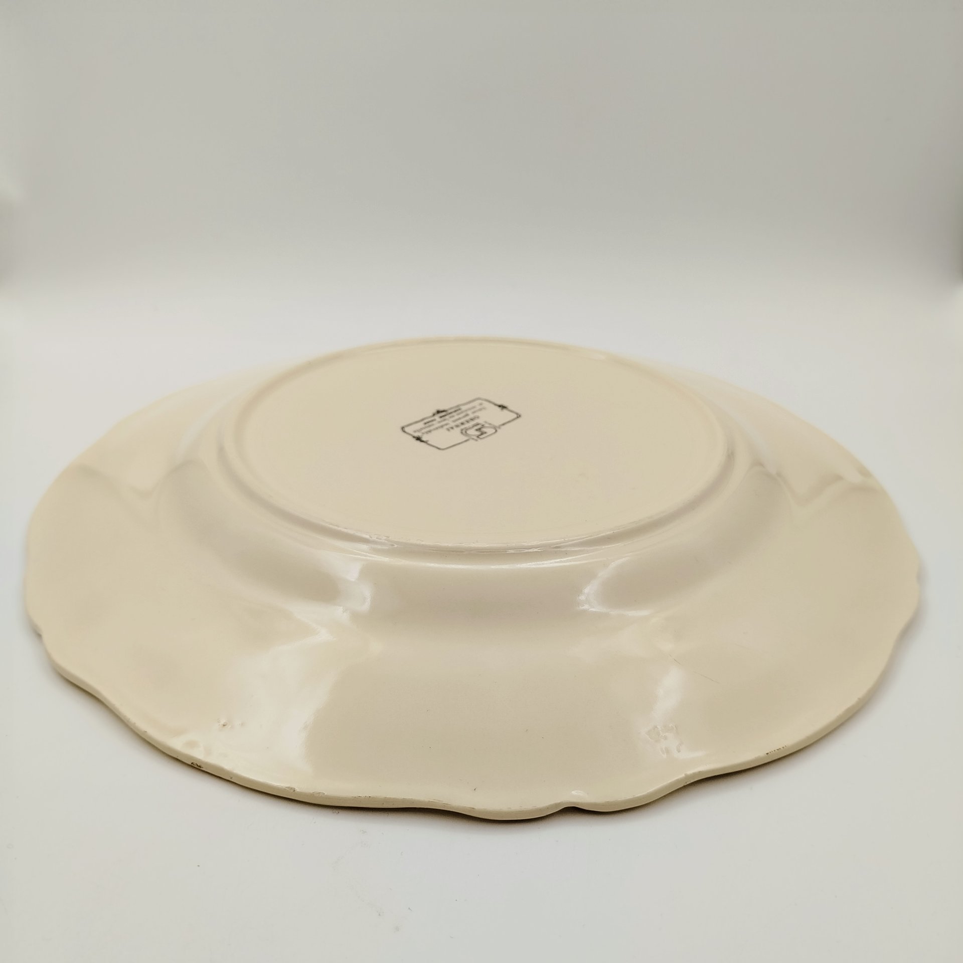 Набор сервировочный на 10 персон (10 кофейных чашек и блюдо), украшенный пасторальными сценами, серия "Obernai", фаянс, деколь, Sarreguemines (Саргемин), Франция, 1980-2000 гг.