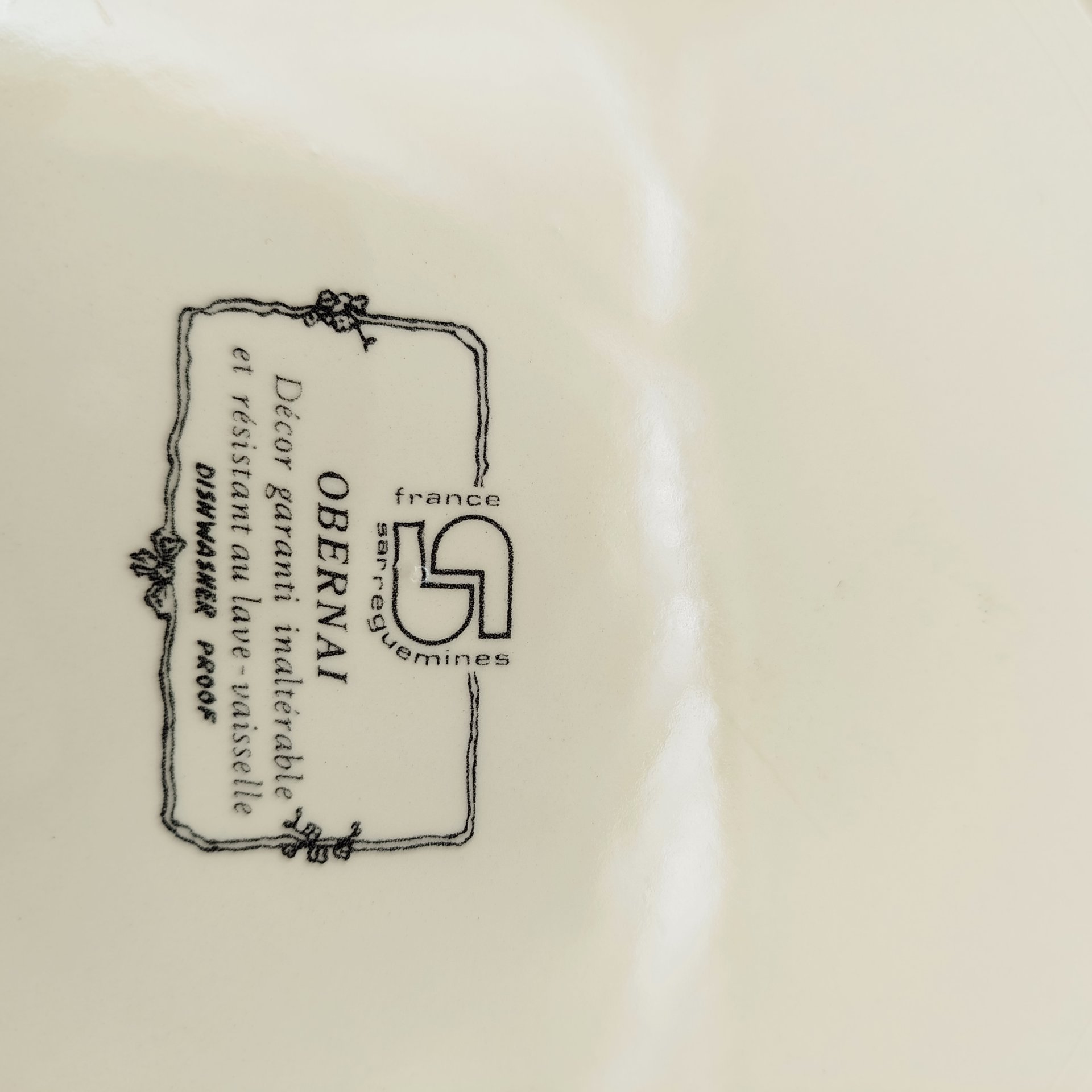 Набор сервировочный на 10 персон (10 кофейных чашек и блюдо), украшенный пасторальными сценами, серия "Obernai", фаянс, деколь, Sarreguemines (Саргемин), Франция, 1980-2000 гг.