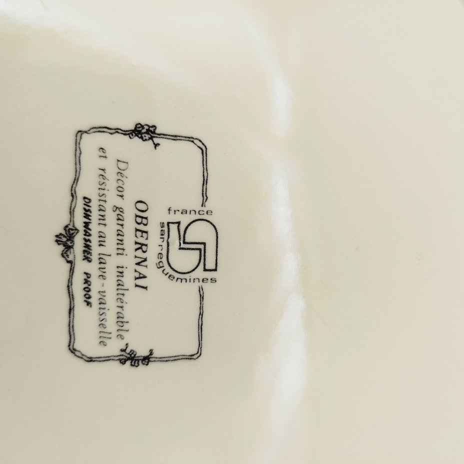 Набор сервировочный на 10 персон (10 кофейных чашек и блюдо), украшенный пасторальными сценами, серия "Obernai", фаянс, деколь, Sarreguemines (Саргемин), Франция, 1980-2000 гг.