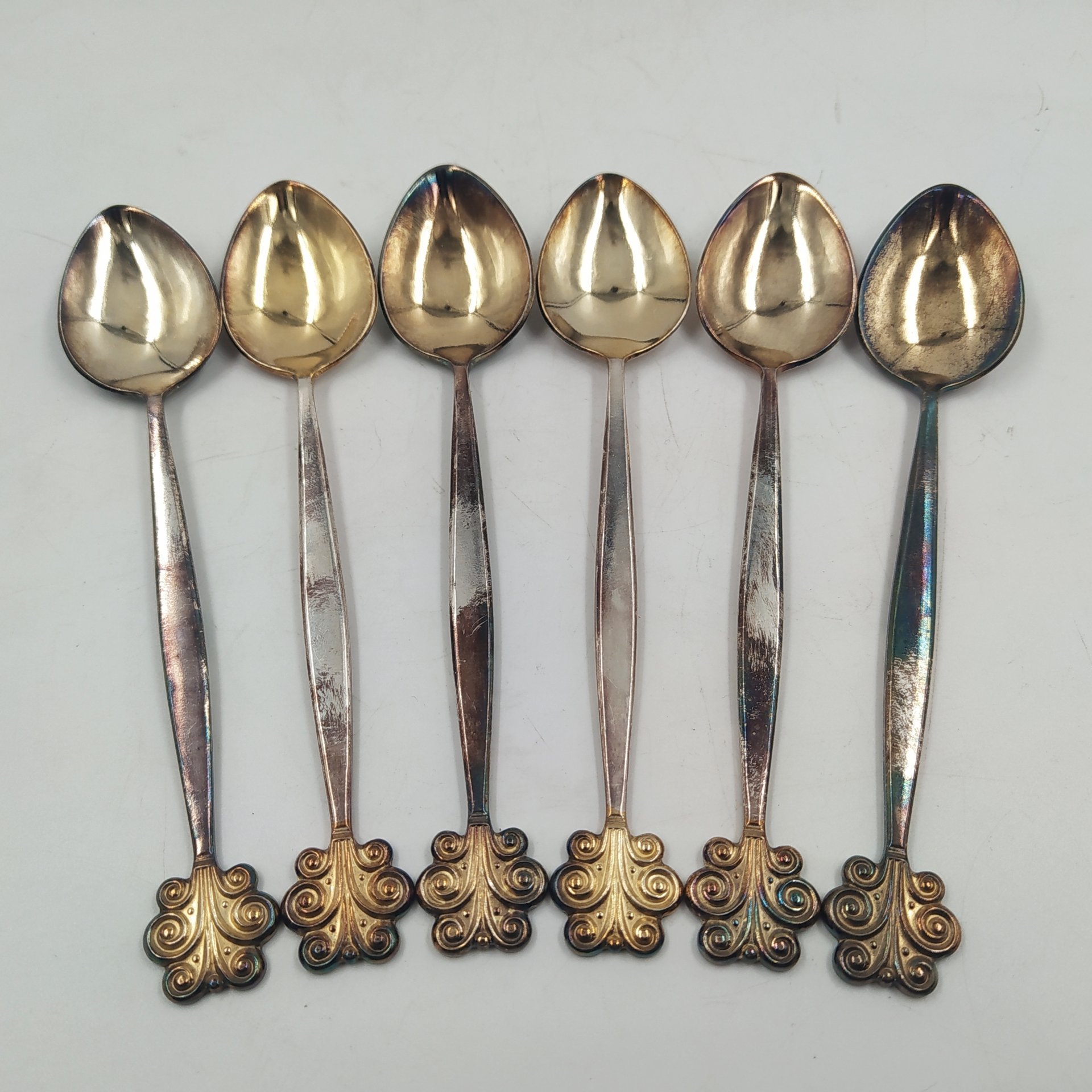 Набор из шести чайных ложек с декором в виде завитков на черенках, мельхиор (медь-никель), золочение, Артель «Красносельский ювелир», СССР, 1970-1990 гг.