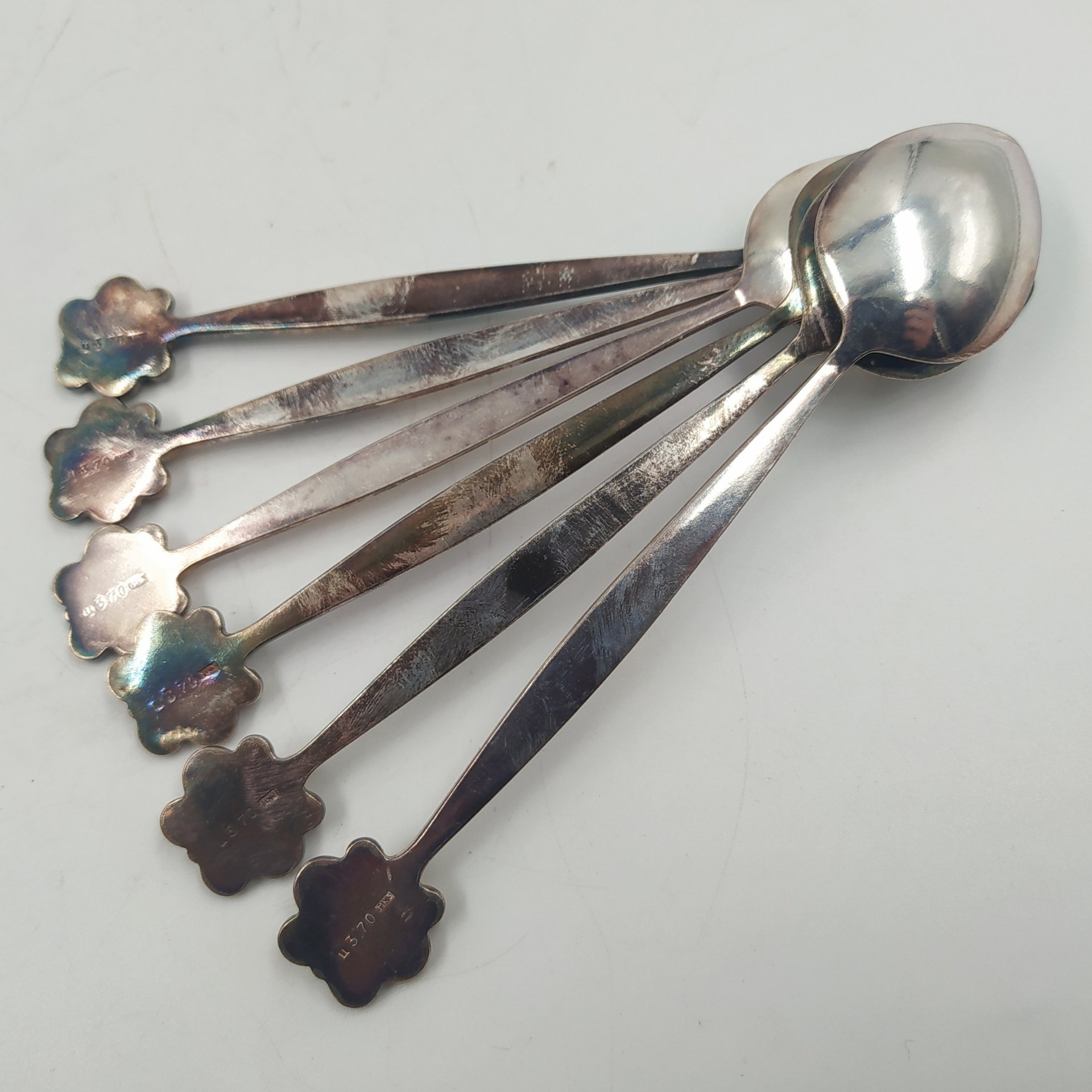 Набор из шести чайных ложек с декором в виде завитков на черенках, мельхиор (медь-никель), золочение, Артель «Красносельский ювелир», СССР, 1970-1990 гг.