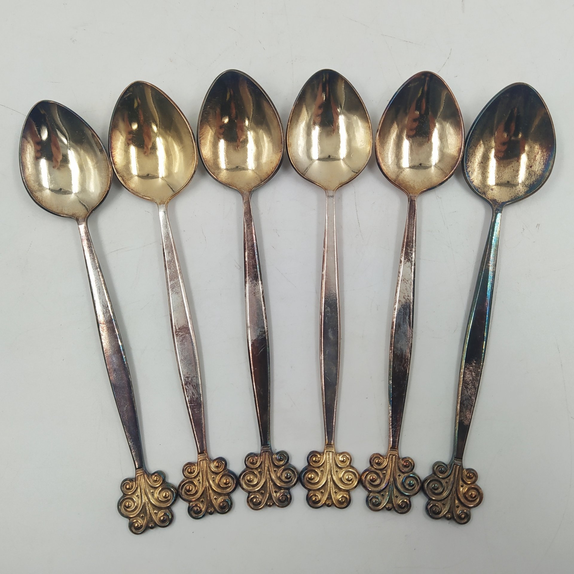Набор из шести чайных ложек с декором в виде завитков на черенках, мельхиор (медь-никель), золочение, Артель «Красносельский ювелир», СССР, 1970-1990 гг.